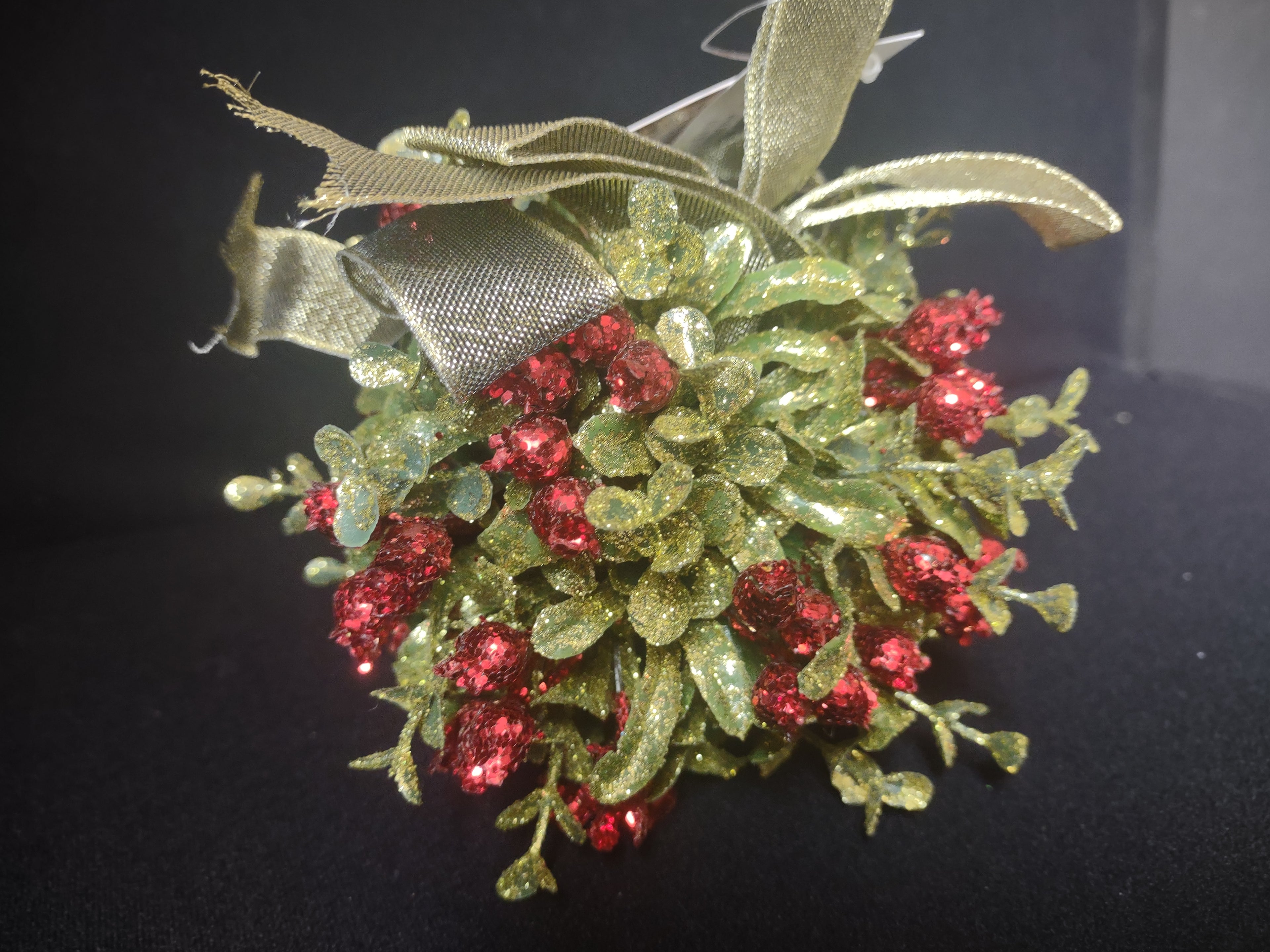 The Original Christmas Holiday Ornament Kissing Krystal Mistletoe (lot 1677)