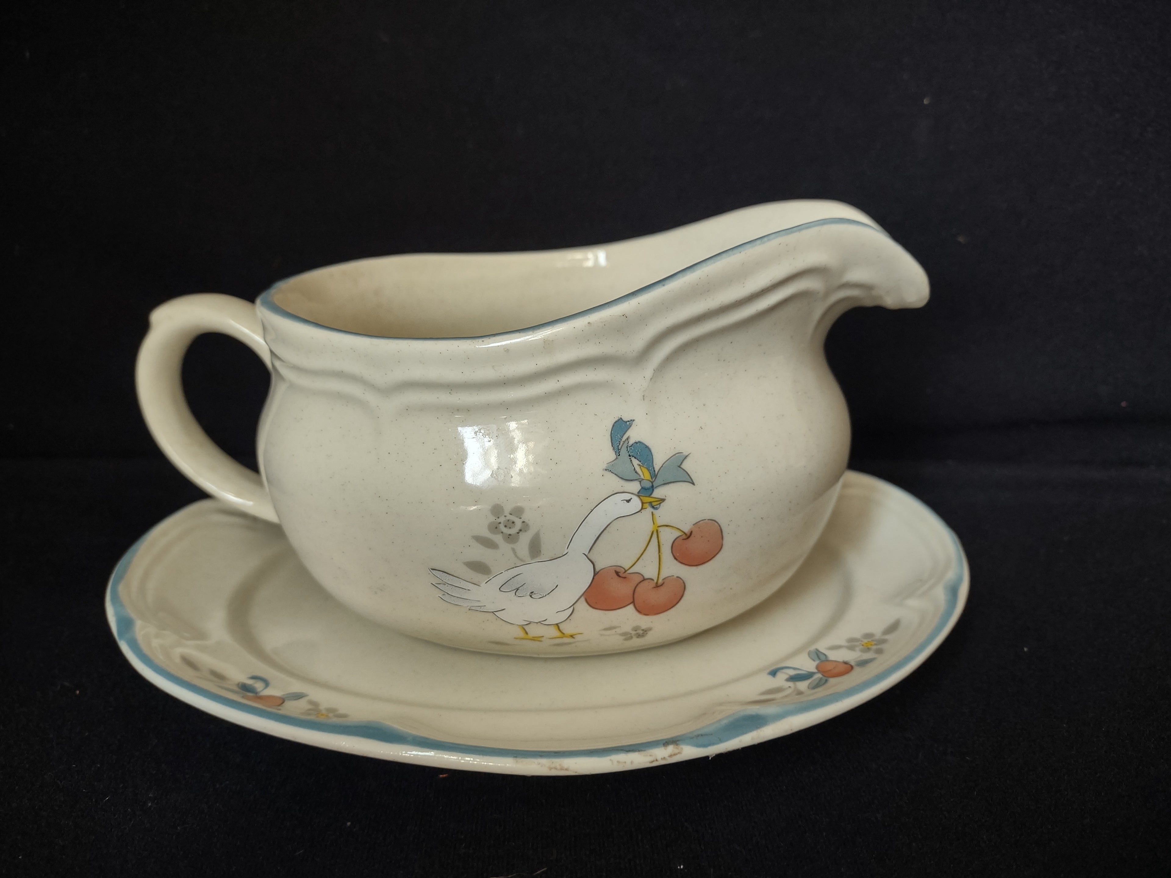 Vintage Marmalade Gravy Boat Geese Duck Cherry Ribbon (lot 2844c)