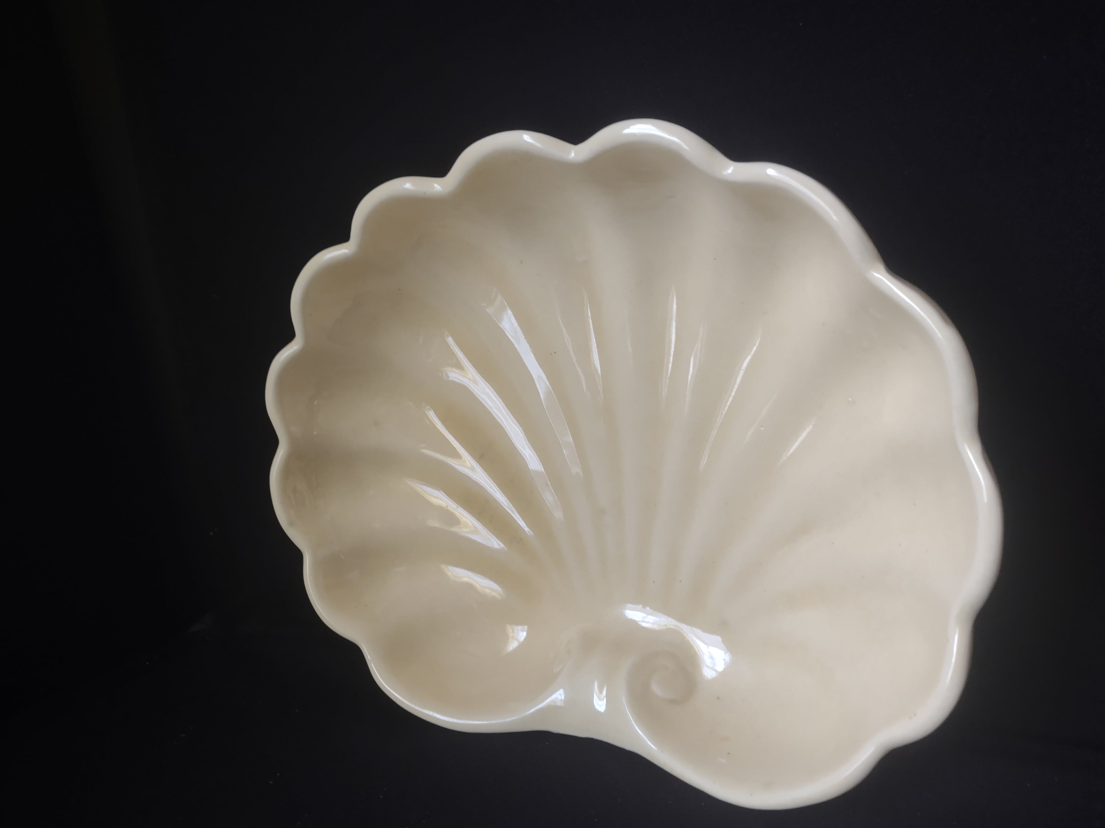 Ceramic Yellow Shell Shaped Dish 11" x 8" (lot 1689)